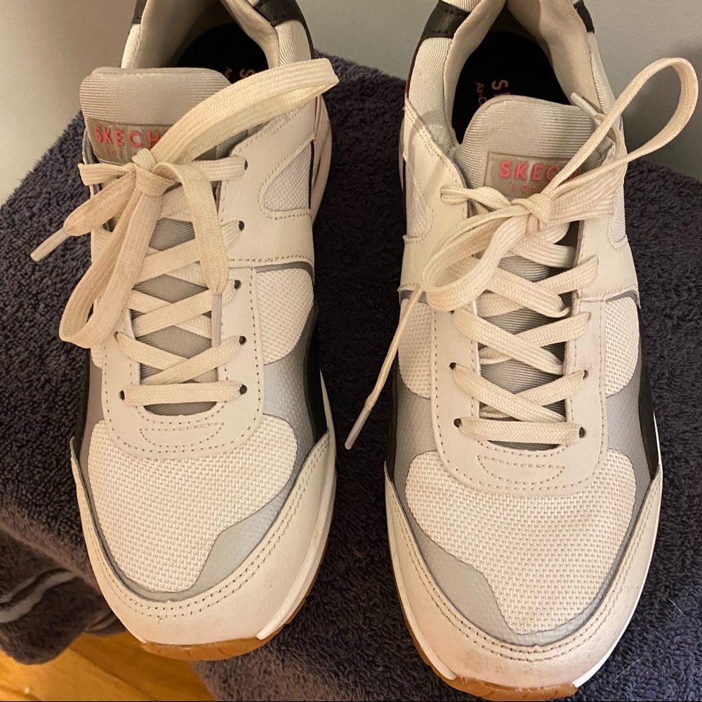 WOMENS VERY COMFY SKETCHERS HAVE BEEN WORN A FEW